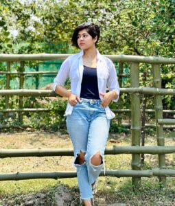 Ditipriya Roy Instagram - শহরের উষ্ণতম দিনে…………🍁🌿🌇
.
.
.
.
.
.
.
.
.
. #sunday #city #nature #highway #mood #shades #denimstyle #shorthair #messy #kolkata #kolkatadiaries #summer #vibing #positivity #instafashion #instadaily #instamood
