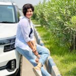 Ditipriya Roy Instagram - শহরের উষ্ণতম দিনে…………🍁🌿🌇 . . . . . . . . . . #sunday #city #nature #highway #mood #shades #denimstyle #shorthair #messy #kolkata #kolkatadiaries #summer #vibing #positivity #instafashion #instadaily #instamood