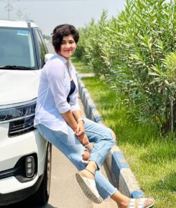 Ditipriya Roy Instagram - শহরের উষ্ণতম দিনে…………🍁🌿🌇
.
.
.
.
.
.
.
.
.
. #sunday #city #nature #highway #mood #shades #denimstyle #shorthair #messy #kolkata #kolkatadiaries #summer #vibing #positivity #instafashion #instadaily #instamood