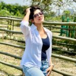 Ditipriya Roy Instagram - শহরের উষ্ণতম দিনে…………🍁🌿🌇 . . . . . . . . . . #sunday #city #nature #highway #mood #shades #denimstyle #shorthair #messy #kolkata #kolkatadiaries #summer #vibing #positivity #instafashion #instadaily #instamood