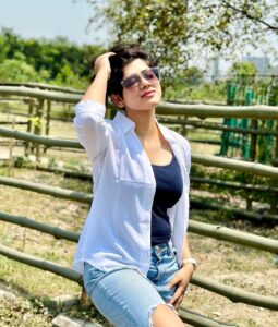 Ditipriya Roy Instagram - শহরের উষ্ণতম দিনে…………🍁🌿🌇
.
.
.
.
.
.
.
.
.
. #sunday #city #nature #highway #mood #shades #denimstyle #shorthair #messy #kolkata #kolkatadiaries #summer #vibing #positivity #instafashion #instadaily #instamood