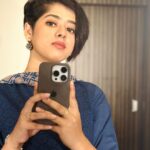 Ditipriya Roy Instagram - মনে ভাবনা তবু ঘিরে রয়েছে সদাই এত চাওয়া নিয়ে কোথা যাই ? 💭 . . . . . . . . . . . . . . #mirrorselfie #mondaymood #monday #ethnicwear #outfits #pixiecut #shorthair #mood #vibes #blue #posing #peace #smile #thoughts #soulsearching #instalike #instadaily #instafashion