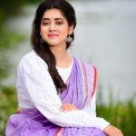 Ditipriya Roy Instagram - ॥ শুভ নববর্ষ ॥ 🙏🏻♥️ . . . . . . . . . . 📷 @subhadeep.dhar . 👗 @sampurna_dey_100 . 💄 @ameeth_dash . Saree @kathakoli_creation . . . . . #poilaboishak #april #saree #outdoors #ethnicwear #bengali #lookbook #mood #happysoul #saturday #saturdayvibes #bengalinewyear #love #peace #positivity #instagood #instafashion #instadaily
