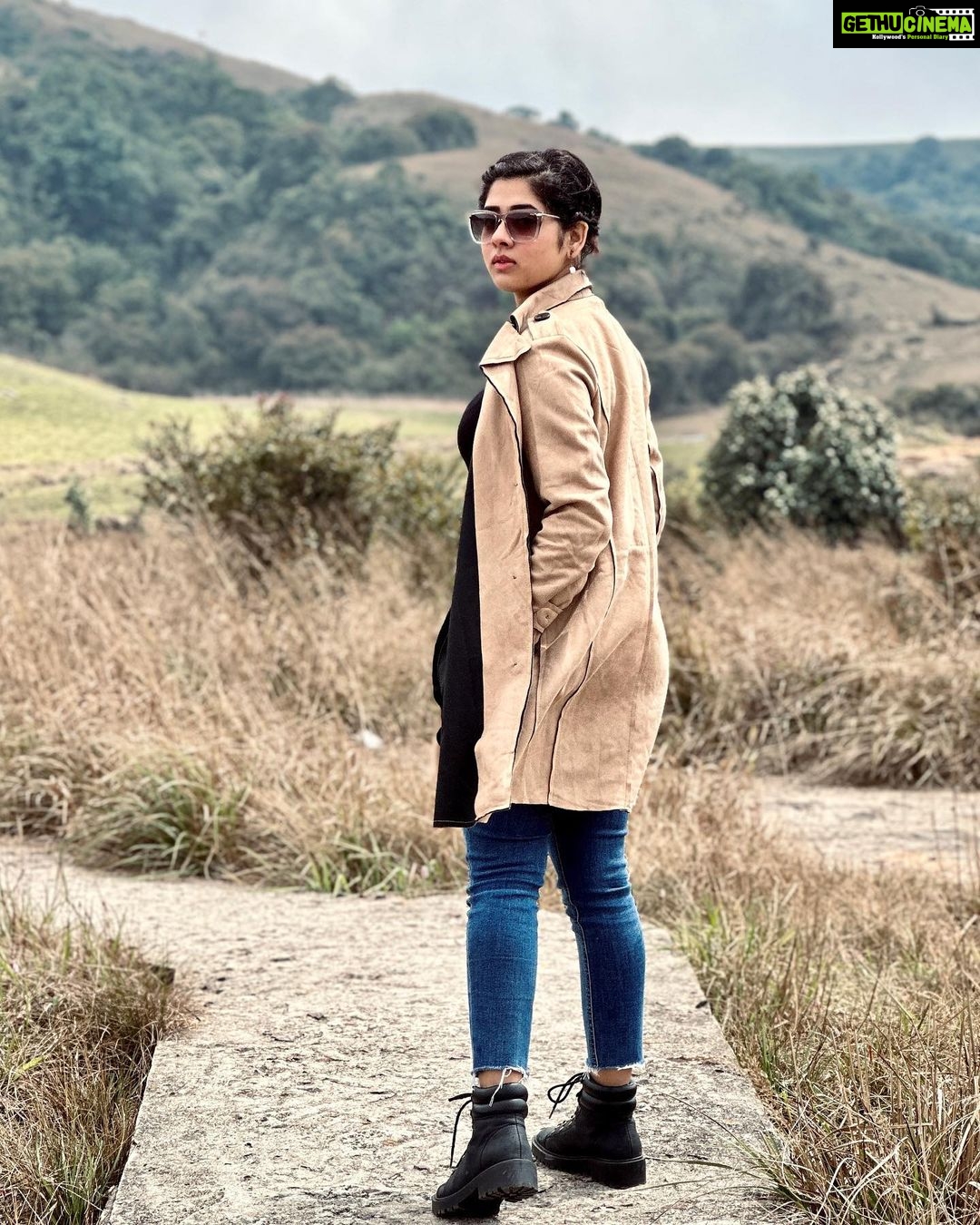 Ditipriya Roy Instagram - Nature is a sublime storyteller in every setting…… 🍃🍁🏔️🌸 . . . . . . . . . . #nature #naturelover #mountain #april #serenity #mood #shades #weather #colour #retro #peace #soulsearching #mondays #mondaymood #photography #pose #instalike #instadaily #insta