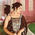Ditipriya Roy Instagram - ॥ বিয়েবাড়ী ॥🍁🌸♥️ . . . . . . . . . #wedding #bengaliwedding #ethnicwear #fashion #jewellery #mood #black #bun #messyhair #happysoul #positivevibes #love #instafashion #instamood #instagood
