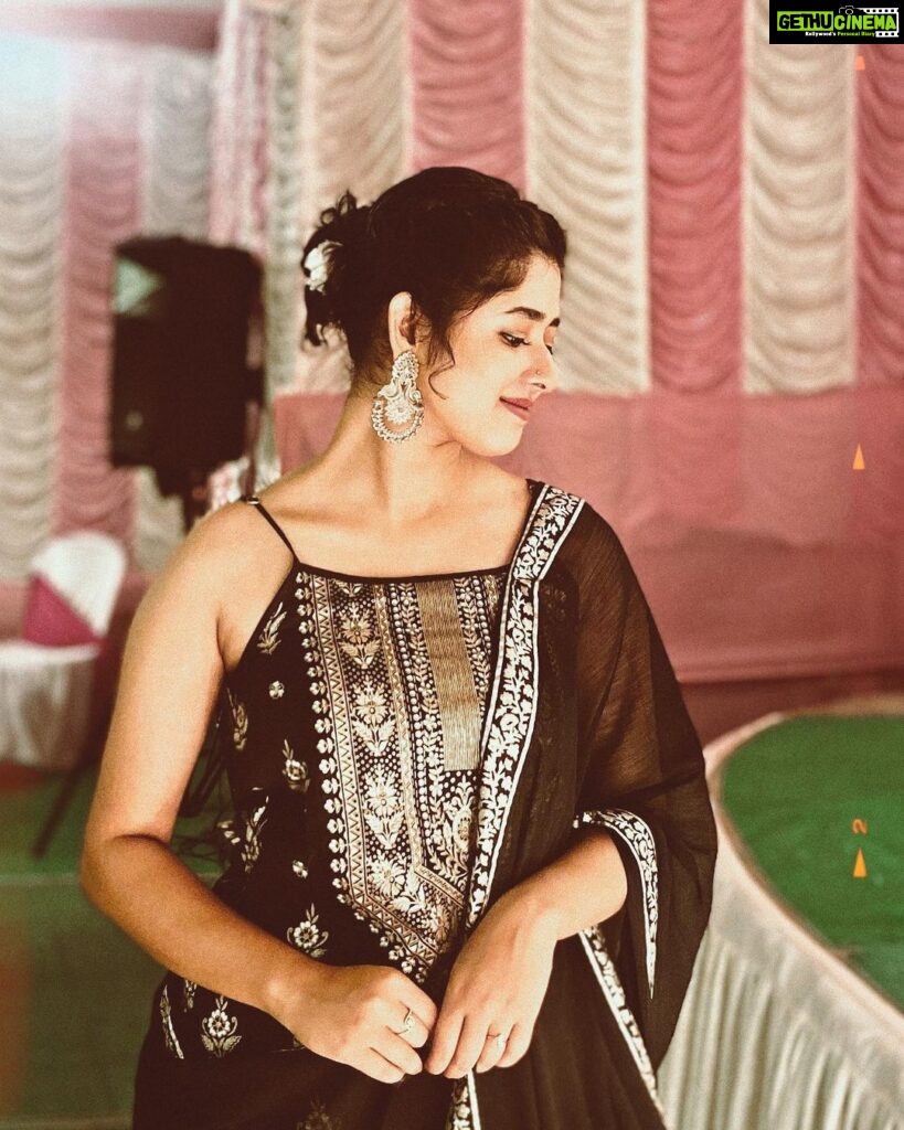 Ditipriya Roy Instagram - ॥ বিয়েবাড়ী ॥🍁🌸♥️ . . . . . . . . . #wedding #bengaliwedding #ethnicwear #fashion #jewellery #mood #black #bun #messyhair #happysoul #positivevibes #love #instafashion #instamood #instagood