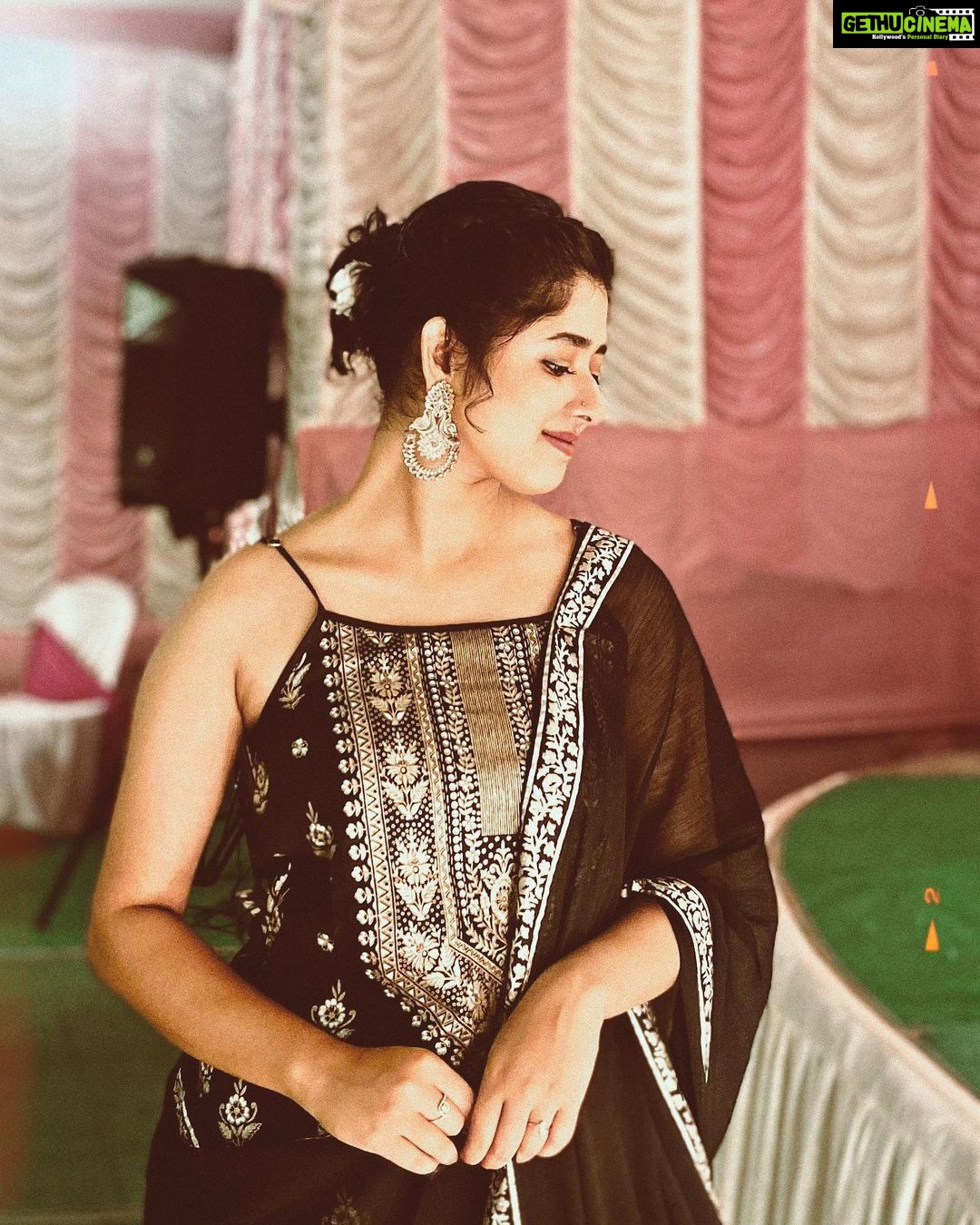 Ditipriya Roy Instagram - ॥ বিয়েবাড়ী ॥🍁🌸♥️ . . . . . . . . . #wedding #bengaliwedding #ethnicwear #fashion #jewellery #mood #black #bun #messyhair #happysoul #positivevibes #love #instafashion #instamood #instagood