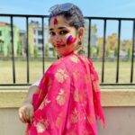 Ditipriya Roy Instagram - রঙিন হোক প্রতিদিন 🍁🌸♥️ . . . . . . . . . 📷 @_soumism 😘 . . . . #festivalofcolours #family #friends #colours #splash #mood #spring #love #life #positivevibes #happiness #ethnicwear #fashion #instalike #instamood #insta
