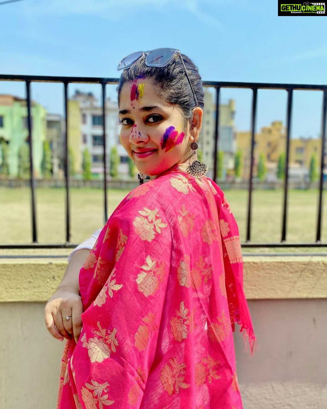 Ditipriya Roy Instagram - রঙিন হোক প্রতিদিন 🍁🌸♥️ . . . . . . . . . 📷 @_soumism 😘 . . . . #festivalofcolours #family #friends #colours #splash #mood #spring #love #life #positivevibes #happiness #ethnicwear #fashion #instalike #instamood #insta