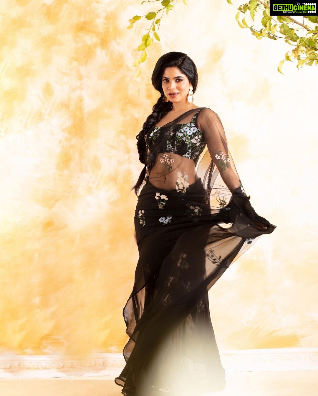 Divya Bharathi Instagram - The Universe loves you🤍 Wearing @devraagh STYLING @styled_by_arundev Photography @plan.b.actions MUA @neethu_makeupartist Hair @venus_paull Studio @studio_maxxo Jewellery @touchwood__store Art @silvester_attractte
