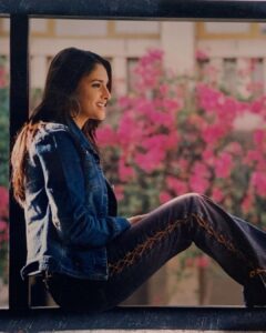 Divya Spandana Instagram - Sharing some pictures from 20 years ago when my first film Abhi released. I remember these moments so vividly. The first one is from the initial days of shoot at St. Joseph’s college (sum sumne song shoot) The second from the last day of shoot at Chikmagalur, we shot for Ee Nanna Kannane. The third is from a party hosted by my father after the private screening of Abhi. The last photo is from the 100days celebration of the movie with Appaji who gave me the memento. I cried on my first day of shoot because I was very nervous and I remember crying inconsolably on the last day of shoot because I was so attached to the team I didn’t want it to end. 🌻🌻 

ನನ್ನ ಮೊದಲ ಚಿತ್ರ ,ಅಪ್ಪು ಅವರ ಜೊತೆಗಿನ ‘ಅಭಿ’ ಬಿಡುಗಡೆ ಆಗಿ ಇಂದಿಗೆ 20  ವರ್ಷಗಳು. 
ನನ್ನ ಅಭಿಮಾನಿಗಳ ಹಾಗೂ ಹಿತೈಷಿಗಳ ಕಡೆಯಿಂದ ಇಲ್ಲಿಯವರೆಗೂ ನಾನು ಪಡೆದಿರುವ ನಿರಂತರ ಪ್ರೀತಿಗೆ ನನ್ನ ಹೃದಯವು ಕೃತಜ್ಞತೆಯಿಂದ ತುಂಬಿದೆ.ನನಗೆ ಅವಕಾಶ ಕೊಟ್ಟ ರಾಜ್ ಕುಟುಂಬಕ್ಕೆ ನಾನು ಸದಾ ಚಿರಋಣಿ ಮತ್ತು ನನ್ನ ಸುದೀರ್ಘ ಸಿನಿ ಪಯಣದಲ್ಲಿ ನನ್ನೊಂದಿಗೆ ಕೆಲಸ ಮಾಡಿದ ಎಲ್ಲರಿಗೂ ಹೃತ್ಪೂರ್ವಕ ಧನ್ಯವಾದಗಳು . 
 
ಪ್ರೀತಿಯಿಂದ ನಿಮ್ಮ ರಮ್ಯಾ ♥️

20 years since my first film Abhi released. 
My heart is filled with gratitude for all the love I’ve received from my fans and well-wishers. 
Indebted to the Rajkumar family for the opportunity. Sending big love to everyone I have worked with. Thank you for being such an indelible part of my life.

P.s Appu will forever remain my first friend and most favourite co-star. ♥️