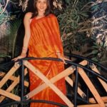 Divya Spandana Instagram - Sharing some pictures from 20 years ago when my first film Abhi released. I remember these moments so vividly. The first one is from the initial days of shoot at St. Joseph’s college (sum sumne song shoot) The second from the last day of shoot at Chikmagalur, we shot for Ee Nanna Kannane. The third is from a party hosted by my father after the private screening of Abhi. The last photo is from the 100days celebration of the movie with Appaji who gave me the memento. I cried on my first day of shoot because I was very nervous and I remember crying inconsolably on the last day of shoot because I was so attached to the team I didn’t want it to end. 🌻🌻 ನನ್ನ ಮೊದಲ ಚಿತ್ರ ,ಅಪ್ಪು ಅವರ ಜೊತೆಗಿನ ‘ಅಭಿ’ ಬಿಡುಗಡೆ ಆಗಿ ಇಂದಿಗೆ 20 ವರ್ಷಗಳು. ನನ್ನ ಅಭಿಮಾನಿಗಳ ಹಾಗೂ ಹಿತೈಷಿಗಳ ಕಡೆಯಿಂದ ಇಲ್ಲಿಯವರೆಗೂ ನಾನು ಪಡೆದಿರುವ ನಿರಂತರ ಪ್ರೀತಿಗೆ ನನ್ನ ಹೃದಯವು ಕೃತಜ್ಞತೆಯಿಂದ ತುಂಬಿದೆ.ನನಗೆ ಅವಕಾಶ ಕೊಟ್ಟ ರಾಜ್ ಕುಟುಂಬಕ್ಕೆ ನಾನು ಸದಾ ಚಿರಋಣಿ ಮತ್ತು ನನ್ನ ಸುದೀರ್ಘ ಸಿನಿ ಪಯಣದಲ್ಲಿ ನನ್ನೊಂದಿಗೆ ಕೆಲಸ ಮಾಡಿದ ಎಲ್ಲರಿಗೂ ಹೃತ್ಪೂರ್ವಕ ಧನ್ಯವಾದಗಳು . ಪ್ರೀತಿಯಿಂದ ನಿಮ್ಮ ರಮ್ಯಾ ♥️ 20 years since my first film Abhi released. My heart is filled with gratitude for all the love I’ve received from my fans and well-wishers. Indebted to the Rajkumar family for the opportunity. Sending big love to everyone I have worked with. Thank you for being such an indelible part of my life. P.s Appu will forever remain my first friend and most favourite co-star. ♥️
