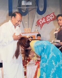 Divya Spandana Instagram - Sharing some pictures from 20 years ago when my first film Abhi released. I remember these moments so vividly. The first one is from the initial days of shoot at St. Joseph’s college (sum sumne song shoot) The second from the last day of shoot at Chikmagalur, we shot for Ee Nanna Kannane. The third is from a party hosted by my father after the private screening of Abhi. The last photo is from the 100days celebration of the movie with Appaji who gave me the memento. I cried on my first day of shoot because I was very nervous and I remember crying inconsolably on the last day of shoot because I was so attached to the team I didn’t want it to end. 🌻🌻 

ನನ್ನ ಮೊದಲ ಚಿತ್ರ ,ಅಪ್ಪು ಅವರ ಜೊತೆಗಿನ ‘ಅಭಿ’ ಬಿಡುಗಡೆ ಆಗಿ ಇಂದಿಗೆ 20  ವರ್ಷಗಳು. 
ನನ್ನ ಅಭಿಮಾನಿಗಳ ಹಾಗೂ ಹಿತೈಷಿಗಳ ಕಡೆಯಿಂದ ಇಲ್ಲಿಯವರೆಗೂ ನಾನು ಪಡೆದಿರುವ ನಿರಂತರ ಪ್ರೀತಿಗೆ ನನ್ನ ಹೃದಯವು ಕೃತಜ್ಞತೆಯಿಂದ ತುಂಬಿದೆ.ನನಗೆ ಅವಕಾಶ ಕೊಟ್ಟ ರಾಜ್ ಕುಟುಂಬಕ್ಕೆ ನಾನು ಸದಾ ಚಿರಋಣಿ ಮತ್ತು ನನ್ನ ಸುದೀರ್ಘ ಸಿನಿ ಪಯಣದಲ್ಲಿ ನನ್ನೊಂದಿಗೆ ಕೆಲಸ ಮಾಡಿದ ಎಲ್ಲರಿಗೂ ಹೃತ್ಪೂರ್ವಕ ಧನ್ಯವಾದಗಳು . 
 
ಪ್ರೀತಿಯಿಂದ ನಿಮ್ಮ ರಮ್ಯಾ ♥️

20 years since my first film Abhi released. 
My heart is filled with gratitude for all the love I’ve received from my fans and well-wishers. 
Indebted to the Rajkumar family for the opportunity. Sending big love to everyone I have worked with. Thank you for being such an indelible part of my life.

P.s Appu will forever remain my first friend and most favourite co-star. ♥️