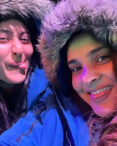 Divya Spandana Instagram - ❄️🌨️🎢🎡🎠🎄👯‍♀️ @amrutha_iyengar