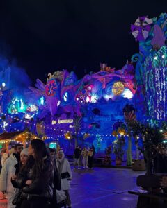 Divya Spandana Instagram - ❄️🌨️🎢🎡🎠🎄👯‍♀️ @amrutha_iyengar