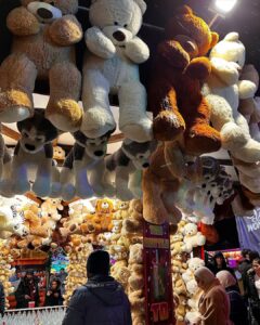 Divya Spandana Instagram - ❄️🌨️🎢🎡🎠🎄👯‍♀️ @amrutha_iyengar