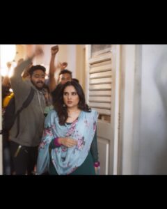 Divya Spandana Instagram - Had a fun time shooting with the #HHB team- they’re a fun bunch very, very talented & so good looking!! 🤩 300 new comers in the movie!! Digest that!! 😆 

The movie is a laugh riot! You’re all going to love it- that I am sure of. Nithin, Prajwal, Arvind & Varun, thank you so much for everything! Release the movie soon!! 🥳 I didn’t use any filter for the photos because when you have a DOP like @arvindskash who needs one!! @nithin_krishnamurthy instead of the starter pack can I please get the teddy as my remuneration? 🤪

If you guys haven’t watched the promo yet, please check it out on YouTube on the ABBS Studios channel or just swipe to my reels. It’s nasty!! 👻

Thank you for sharing, liking, commenting & the outpouring love for #hostelhudugarubekagiddare promo 🥹 
You’re all so so sweet! 🤗

P.s I’ve only shot for the promo I’m not acting in the film 😩 

Makeup @tanvichemburkar 
Hair @nishisingh_muah 
Styling Aishwarya 

@nithin_krishnamurthy @arvindskash @varungowda.official #Prajwal 
Photo bombing @abhilasha_kulkarni 👀