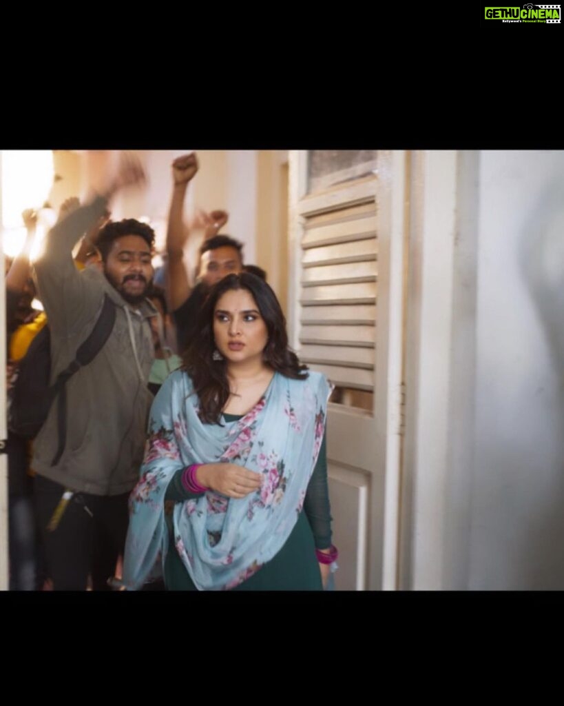 Divya Spandana Instagram - Had a fun time shooting with the #HHB team- they’re a fun bunch very, very talented & so good looking!! 🤩 300 new comers in the movie!! Digest that!! 😆 The movie is a laugh riot! You’re all going to love it- that I am sure of. Nithin, Prajwal, Arvind & Varun, thank you so much for everything! Release the movie soon!! 🥳 I didn’t use any filter for the photos because when you have a DOP like @arvindskash who needs one!! @nithin_krishnamurthy instead of the starter pack can I please get the teddy as my remuneration? 🤪 If you guys haven’t watched the promo yet, please check it out on YouTube on the ABBS Studios channel or just swipe to my reels. It’s nasty!! 👻 Thank you for sharing, liking, commenting & the outpouring love for #hostelhudugarubekagiddare promo 🥹 You’re all so so sweet! 🤗 P.s I’ve only shot for the promo I’m not acting in the film 😩 Makeup @tanvichemburkar Hair @nishisingh_muah Styling Aishwarya @nithin_krishnamurthy @arvindskash @varungowda.official #Prajwal Photo bombing @abhilasha_kulkarni 👀
