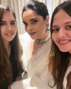 Divya Spandana Instagram - White nights 💫🌟
Makeup @shefalisurvemua 
Hair @hairartistry_by_lavibuxani 
Styling @bhavyagowda.07 
Assisted by @meghanashetty2011
Jewellery @gajraj_jewellers
