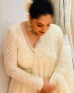 Divya Spandana Instagram - White nights 💫🌟
Makeup @shefalisurvemua 
Hair @hairartistry_by_lavibuxani 
Styling @bhavyagowda.07 
Assisted by @meghanashetty2011
Jewellery @gajraj_jewellers