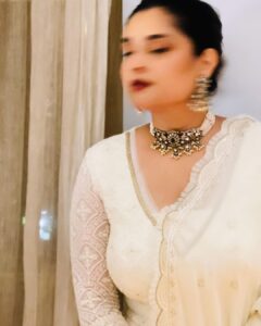 Divya Spandana Instagram - White nights 💫🌟
Makeup @shefalisurvemua 
Hair @hairartistry_by_lavibuxani 
Styling @bhavyagowda.07 
Assisted by @meghanashetty2011
Jewellery @gajraj_jewellers