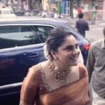 Divya Spandana Instagram – ಹತ್ತು ವರ್ಷಗಳ ನಂತರ ‘ಉತ್ತರಕಾಂಡ’ದ  ಮೂಲಕ ನಾನು ಬೆಳ್ಳಿ ಪರದೆಗೆ ಹಿಂತಿರುಗುತ್ತಿದ್ದೇನೆ. ಈ ಹಿಂದೆ ‘ರತ್ನನ್ ಪ್ರಪಂಚ’ದಲ್ಲಿ ಮಾಡೋಕಾಗ್ಲಿಲ್ಲ ಅನ್ನೋ ಬೇಸರ ಇತ್ತು. ಆದ್ರೆ ಈಗ ಅದೇ ತಂಡದ ಜೊತೆ ಸಿನೆಮಾ ಮಾಡ್ತಿರೋದು ತುಂಬಾ ಸಂತೋಷದ ವಿಚಾರ. 

ಸ್ಕ್ರಿಪ್ಟ್  ಚಿಂದಿಯಾಗಿದೆ. ಧನು, ಕಾರ್ತಿಕ್, ಯೋಗಿ ಇತ್ತೀಚಿನ ದಿನಗಳಲ್ಲಿ ನನಗೆ ಬಹಳ ಹತ್ತಿರವಾದೋರು .. ಹಾಗು ತುಂಬಾ ಆಪ್ತರು ಕೂಡ. ರೋಹಿತ್ ಪದಕಿ , ಅರವಿಂದ್ ಕಶ್ಯಪ್, ಚರಣ್ ರಾಜ್, ವಿಶ್ವಾಸ್, ದೀಪು.. ಈ ದೈತ್ಯ ಪ್ರತಿಭೆಗಳ ಜೊತೆ ಕೆಲಸ ಮಾಡಲು ಕಾಯ್ತಾ ಇದ್ದೀನಿ .. ಮುಂದಿನ ವರ್ಷದ ಆರಂಭದಲ್ಲಿ ಚಿತ್ರೀಕರಣ ಶುರುವಾಗಲಿದೆ.. ತುದಿಗಾಲಲ್ಲಿದ್ದೇನೆ! 

ನಿಮ್ಮ ಪ್ರೀತಿಗೆ ಚಿರಋಣಿ.. ಇನ್ ಮ್ಯಾಲಿಂದ ಫುಲ್ ಗುದ್ದಾಮ್ ಗುದ್ದಿ.. !

@vkiragandur @krgstudios @dhananjaya_ka @karthik_krg @yogigraj @rohit_padaki @arvindskash @charanraj27185 @dskcuts @sunayanasuresh @savioooh 

MUA @abhilasha_kulkarni 
Hair stylist  @harshasingh512 
Stylist @bhavyagowda.07 @meghanashetty2011 
@sumayadesignerstudio 
Jewellery @navrathan1954