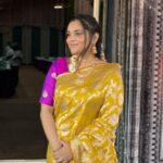 Divya Spandana Instagram - When Millennial meets Gen Z 💛💚 #weddingshenanigans Styling @sanaaakbarkhan Saree @ekayabanaras Draping Bhagya Jewelry @prathibhajewelleryhouse Bringing joy to my heart, my gorgeous niece