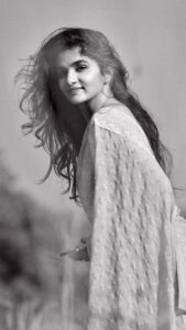 Divya Uruduga Instagram - Wait!! ♥️

Do you like black and white pictures?
Do you like jackfruit?
Do you like coffee?
Do you like food?
Do you like adventure?
Do you like volleyball?
Do you like singing?
Do you like RCB?
Yes?? 
So friends?? 🙌

🖤💛
Pc: @__madhusagar__ 😎

#divyauruduga #divyau #du #D #uruduga #DU  #DUvians  #thirthahalli #d #shivamoga #kpdu  #arviya #arviyans #arya #preetiirali #live #love #laugh  #peace #positivity #🧿