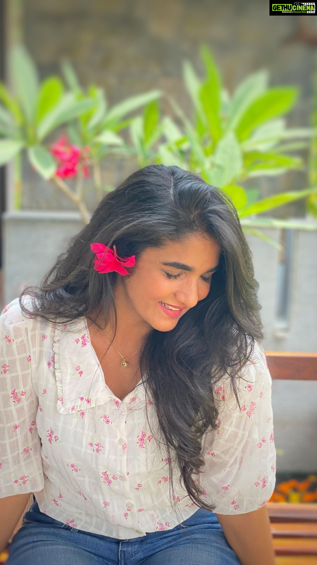 Divya Uruduga Instagram - A little Bonjour goes a long way ♥️ 💛🖤 #divyauruduga #divyau #du #D #uruduga #DU #DUvians #thirthahalli #d #shivamoga #kpdu #arviya #arviyans #arya #preetiirali #live #love #laugh #peace #positivity #🧿
