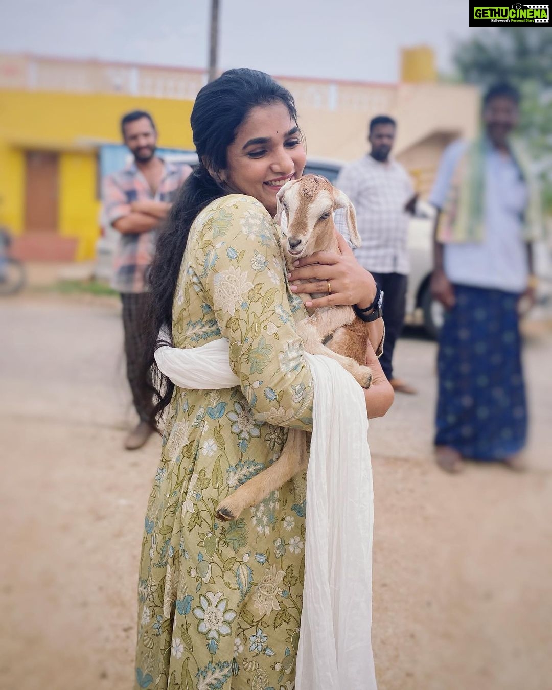 Divya Uruduga Instagram - Thank you for sunshine, thank you for Rain , thank you for joy, thank you for pain , it’s a beautiful dayyyy♥️🥳 💛🖤 #divyauruduga #divyau #du #D #uruduga #DU #DUvians #thirthahalli #d #shivamoga #kpdu #arviya #arviyans #arya #preetiirali #live #love #laugh #peace #positivity #🧿