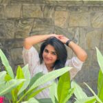 Divya Uruduga Instagram - Mountains or beaches ⛰🏝?! 💛🖤 Pc: @chandu_s_a #divyauruduga #divyau #du #D #uruduga #DU #DUvians #thirthahalli #d #shivamoga #kpdu #arviya #arviyans #arya #preetiirali #live #love #laugh #peace #positivity #🧿