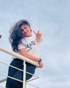 Divya Uruduga Instagram - I see you! 🦋

📸: @darshan_uruduga 😎

💛🖤

#divyauruduga #divyau #du #D #uruduga #DU  #DUvians  #thirthahalli #d #shivamoga #kpdu  #arviya #arviyans #arya #preetiirali #live #love #laugh  #peace #positivity #🧿