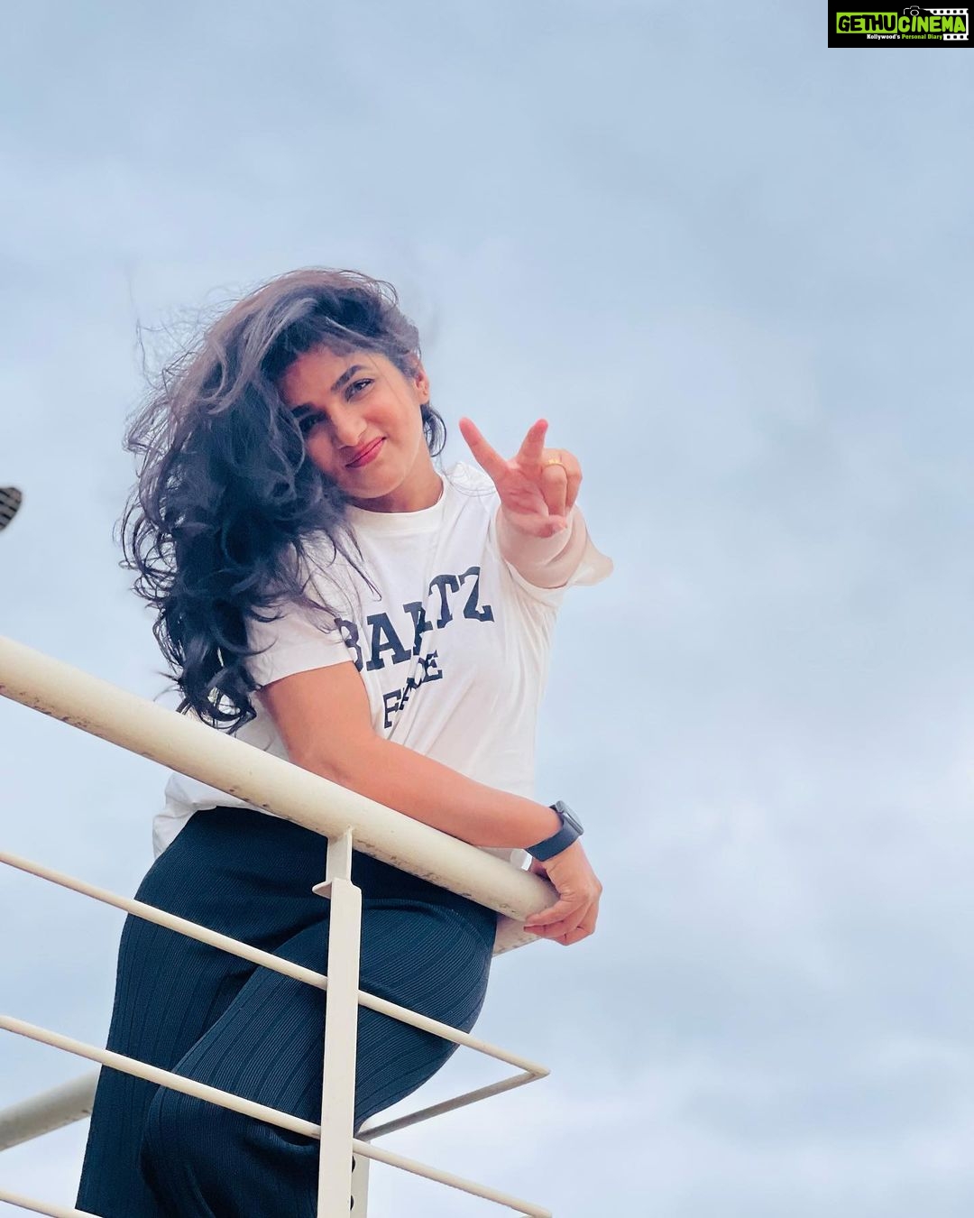 Divya Uruduga - 144K Likes - I see you! 🦋
📸: @darshan_uruduga 😎
💛🖤
#divyauruduga #divyau #du #D #uruduga #DU #DUvians #thirthahalli #d #shivamoga #kpdu #arviya #arviyans #arya #preetiirali #live #love #laugh #peace #positivity #🧿