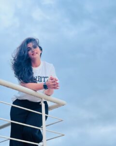 Divya Uruduga Instagram - I see you! 🦋

📸: @darshan_uruduga 😎

💛🖤

#divyauruduga #divyau #du #D #uruduga #DU  #DUvians  #thirthahalli #d #shivamoga #kpdu  #arviya #arviyans #arya #preetiirali #live #love #laugh  #peace #positivity #🧿