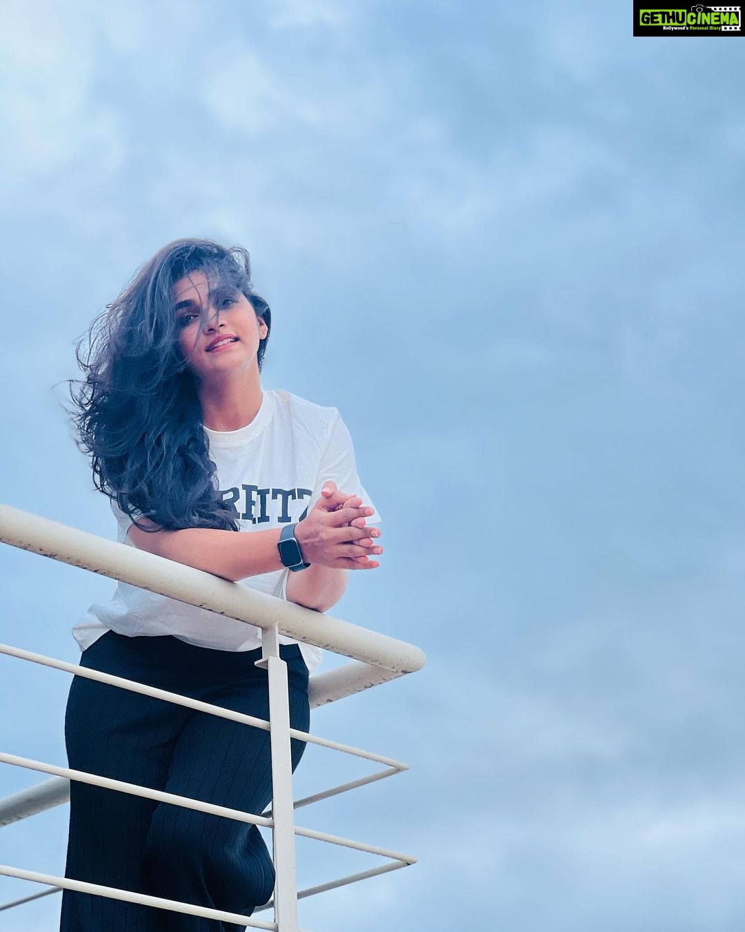 Divya Uruduga - 144K Likes - I see you! 🦋
📸: @darshan_uruduga 😎
💛🖤
#divyauruduga #divyau #du #D #uruduga #DU #DUvians #thirthahalli #d #shivamoga #kpdu #arviya #arviyans #arya #preetiirali #live #love #laugh #peace #positivity #🧿