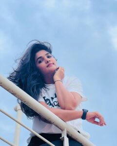 Divya Uruduga Instagram - I see you! 🦋

📸: @darshan_uruduga 😎

💛🖤

#divyauruduga #divyau #du #D #uruduga #DU  #DUvians  #thirthahalli #d #shivamoga #kpdu  #arviya #arviyans #arya #preetiirali #live #love #laugh  #peace #positivity #🧿