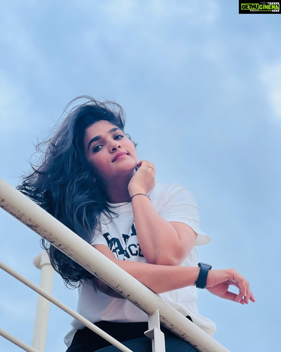 Divya Uruduga - 144K Likes - I see you! 🦋
📸: @darshan_uruduga 😎
💛🖤
#divyauruduga #divyau #du #D #uruduga #DU #DUvians #thirthahalli #d #shivamoga #kpdu #arviya #arviyans #arya #preetiirali #live #love #laugh #peace #positivity #🧿