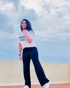 Divya Uruduga Instagram - I see you! 🦋

📸: @darshan_uruduga 😎

💛🖤

#divyauruduga #divyau #du #D #uruduga #DU  #DUvians  #thirthahalli #d #shivamoga #kpdu  #arviya #arviyans #arya #preetiirali #live #love #laugh  #peace #positivity #🧿