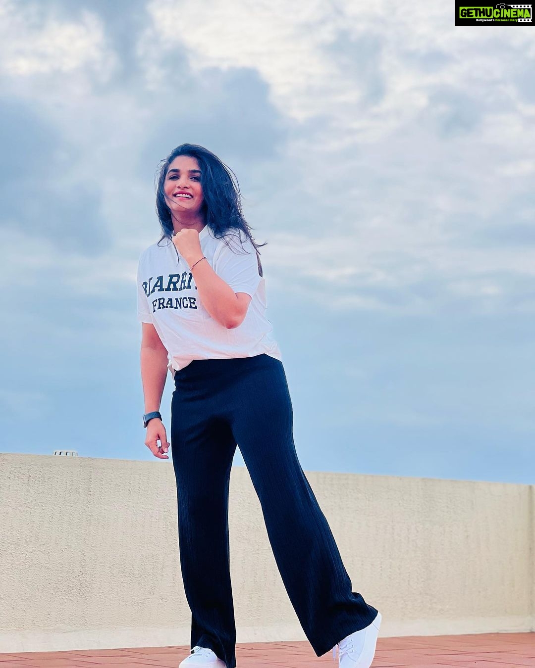 Divya Uruduga - 144K Likes - I see you! 🦋
📸: @darshan_uruduga 😎
💛🖤
#divyauruduga #divyau #du #D #uruduga #DU #DUvians #thirthahalli #d #shivamoga #kpdu #arviya #arviyans #arya #preetiirali #live #love #laugh #peace #positivity #🧿