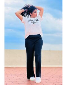 Divya Uruduga Instagram - I see you! 🦋

📸: @darshan_uruduga 😎

💛🖤

#divyauruduga #divyau #du #D #uruduga #DU  #DUvians  #thirthahalli #d #shivamoga #kpdu  #arviya #arviyans #arya #preetiirali #live #love #laugh  #peace #positivity #🧿