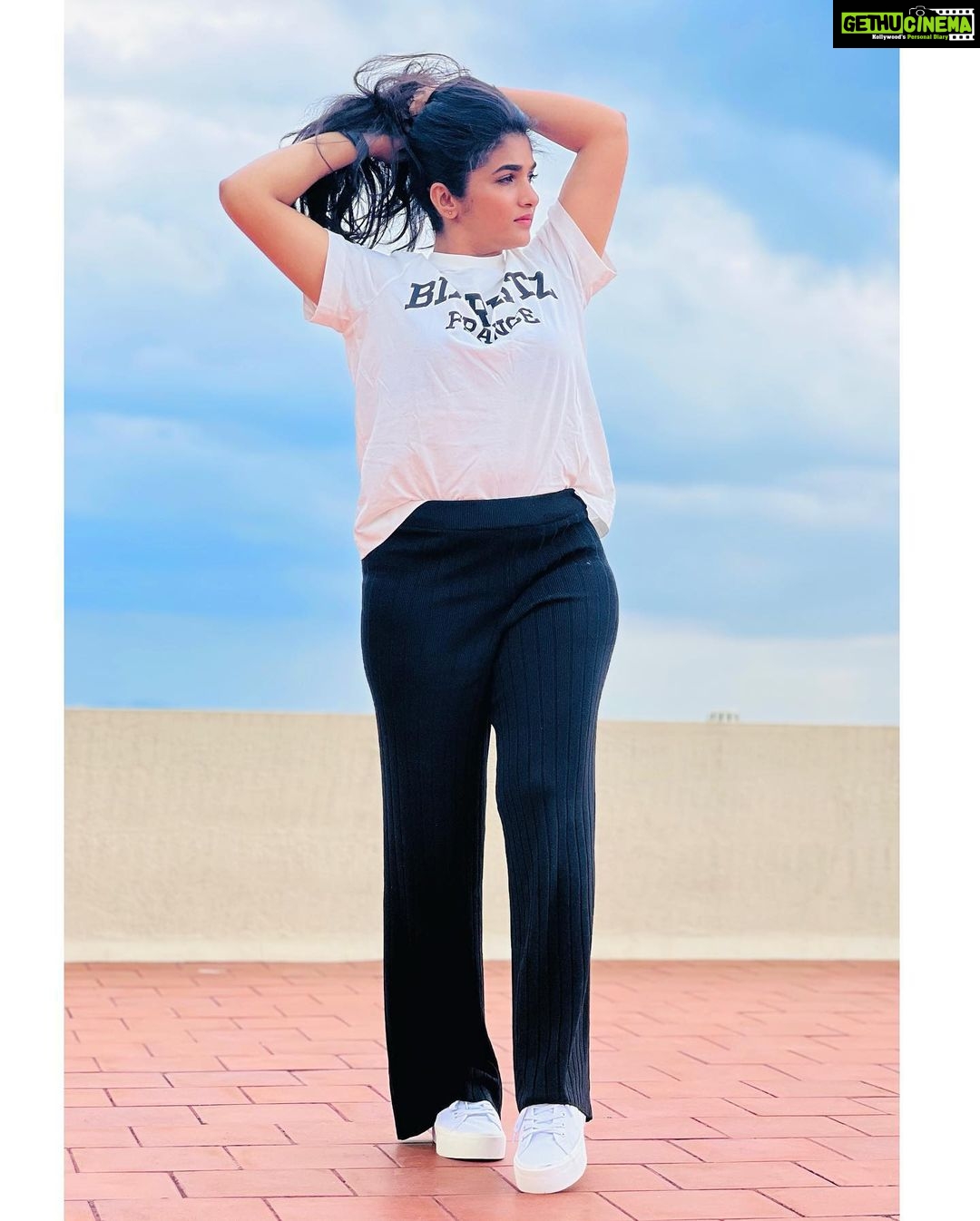 Divya Uruduga - 144K Likes - I see you! 🦋
📸: @darshan_uruduga 😎
💛🖤
#divyauruduga #divyau #du #D #uruduga #DU #DUvians #thirthahalli #d #shivamoga #kpdu #arviya #arviyans #arya #preetiirali #live #love #laugh #peace #positivity #🧿