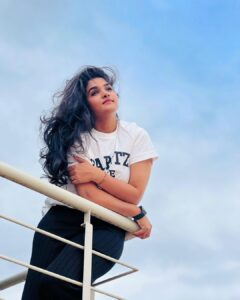 Divya Uruduga Instagram - I see you! 🦋

📸: @darshan_uruduga 😎

💛🖤

#divyauruduga #divyau #du #D #uruduga #DU  #DUvians  #thirthahalli #d #shivamoga #kpdu  #arviya #arviyans #arya #preetiirali #live #love #laugh  #peace #positivity #🧿