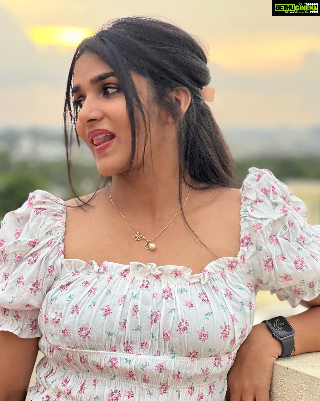 Divya Uruduga Instagram - We are who we choose to be! 👻💃 💛🖤 📸: @darshan_uruduga 🐒 #divyauruduga #divyau #du #D #uruduga #DU #DUvians #thirthahalli #d #shivamoga #kpdu #arviya #arviyans #arya #preetiirali #live #love #laugh #peace #positivity #🧿