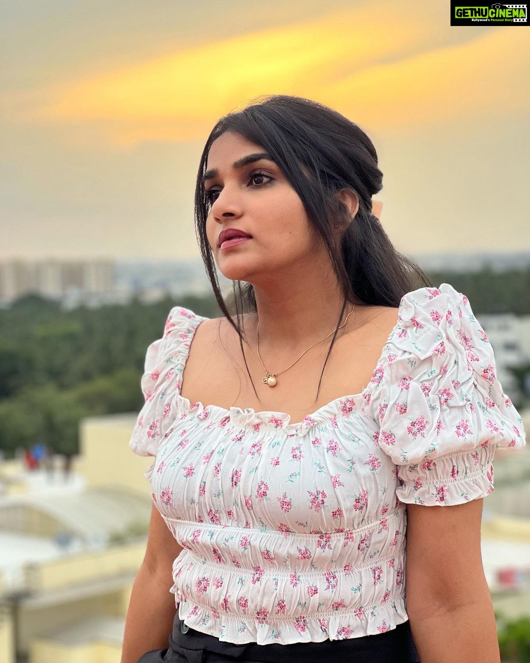 Divya Uruduga Instagram - We are who we choose to be! 👻💃 💛🖤 📸: @darshan_uruduga 🐒 #divyauruduga #divyau #du #D #uruduga #DU #DUvians #thirthahalli #d #shivamoga #kpdu #arviya #arviyans #arya #preetiirali #live #love #laugh #peace #positivity #🧿