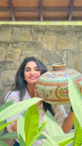 Divya Uruduga Instagram - How are you?! it’s been a while…🦋

💛🖤

#divyauruduga #divyau #du #D #uruduga #DU  #DUvians  #thirthahalli #d #shivamoga #kpdu  #arviya #arviyans #arya #preetiirali #live #love #laugh  #peace #positivity #🧿