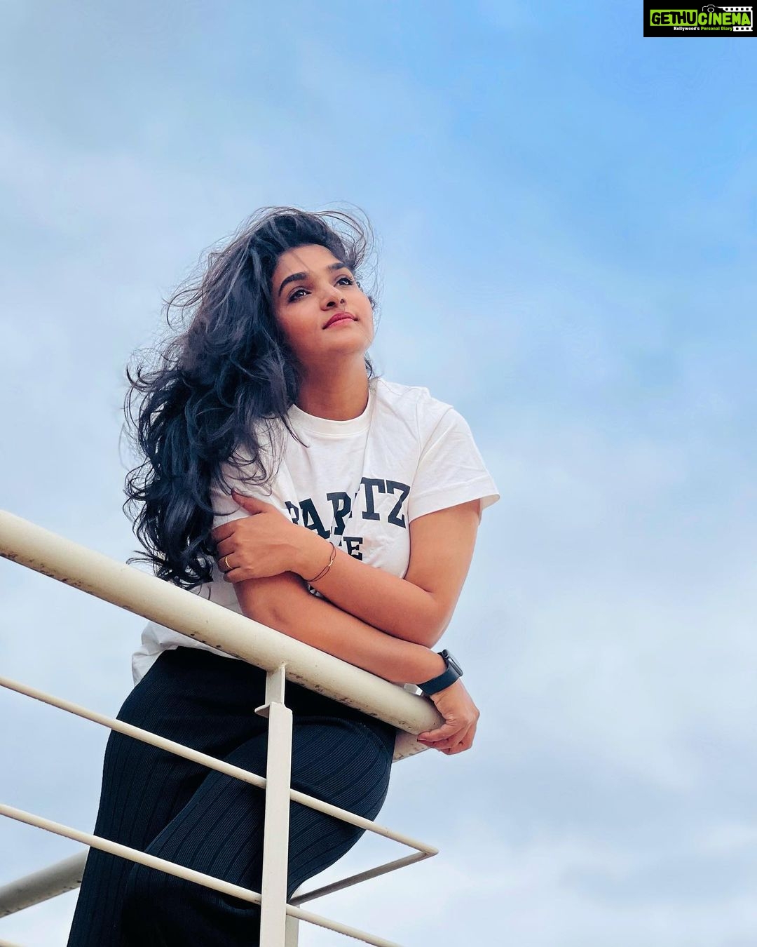 Divya Uruduga - 144K Likes - I see you! 🦋
📸: @darshan_uruduga 😎
💛🖤
#divyauruduga #divyau #du #D #uruduga #DU #DUvians #thirthahalli #d #shivamoga #kpdu #arviya #arviyans #arya #preetiirali #live #love #laugh #peace #positivity #🧿