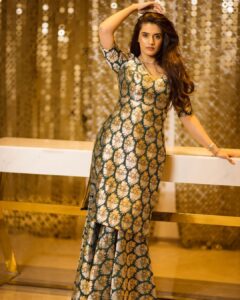 Divyansha Kaushik Instagram - Your girl in @raw_mango for @she_awards 💕

Thankyou @raw_mango and the entire team at the chennai store for making this happen! You guys saved the day and made it even better! 💃💃💃💃
Funny story- I managed to burn my outfit an hour before the event 🥲 And to the recuse came @malinikarthikeyan and @ambertikari 🙇‍♀️🙇‍♀️Thankyou guys for making my first raw mango happen!
Shot by @arunprasath_photography