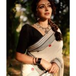 Durga Krishna Instagram - Six yards of pure grace! - @weaversvillagestore Makeup : @vikas.vks.makeupartist Hair : @nikhil_vks Photography : @dulkifil_photography Styling : @sobhaviswanath_