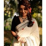 Durga Krishna Instagram - Six yards of pure grace! - @weaversvillagestore Makeup : @vikas.vks.makeupartist Hair : @nikhil_vks Photography : @dulkifil_photography Styling : @sobhaviswanath_