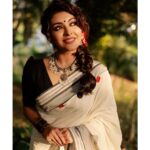 Durga Krishna Instagram - Six yards of pure grace! - @weaversvillagestore Makeup : @vikas.vks.makeupartist Hair : @nikhil_vks Photography : @dulkifil_photography Styling : @sobhaviswanath_